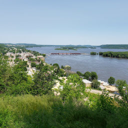 The view of Bellevue and the Mississippi River and bluffs from the overlook