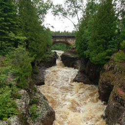 The bridge over the torrential Temperance River